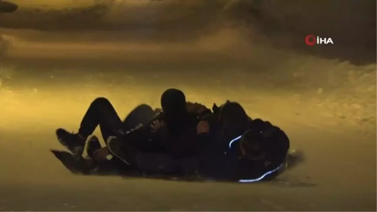 Konya'da gece yarısı tepsi ve poşetli kayak keyfi