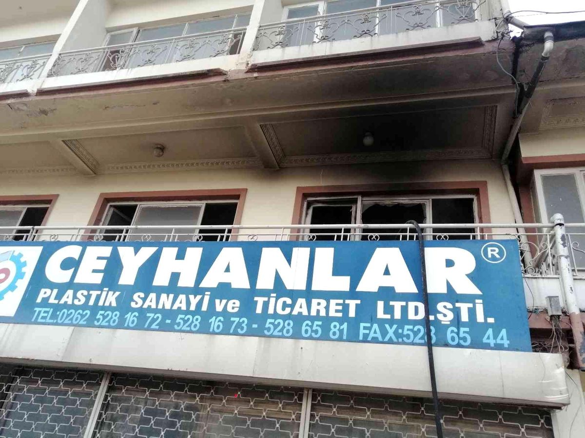 Son dakika! Kullanılmayan binada çıkan yangın paniğe sebep oldu