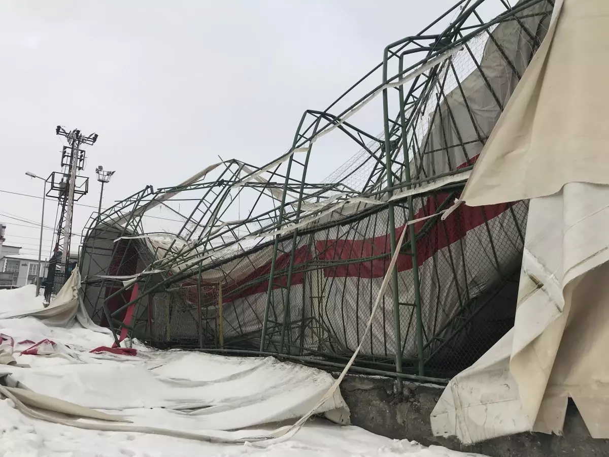Malatya'da yoğun kar yağışı nedeniyle halı sahanın çatısı çöktü