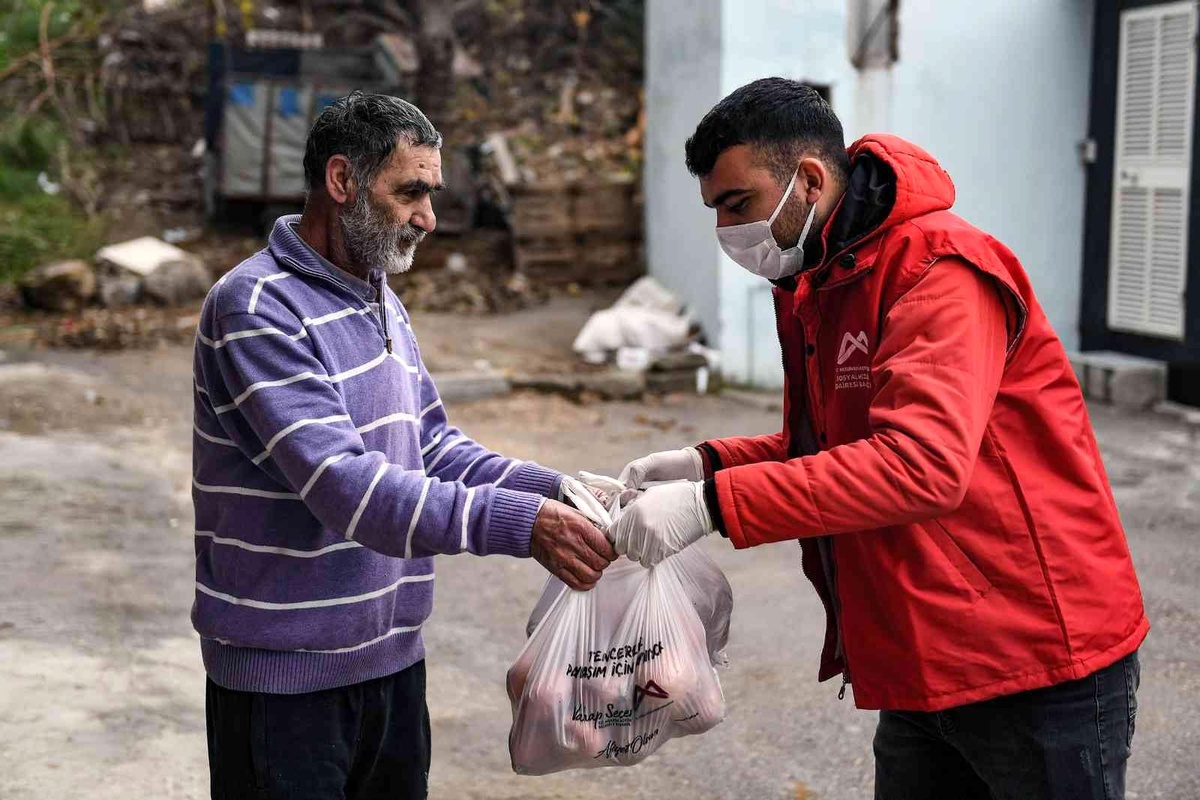Mersin Büyükşehir Belediyesi, vatandaşa 50 ton daha patates ve soğan dağıtıyor