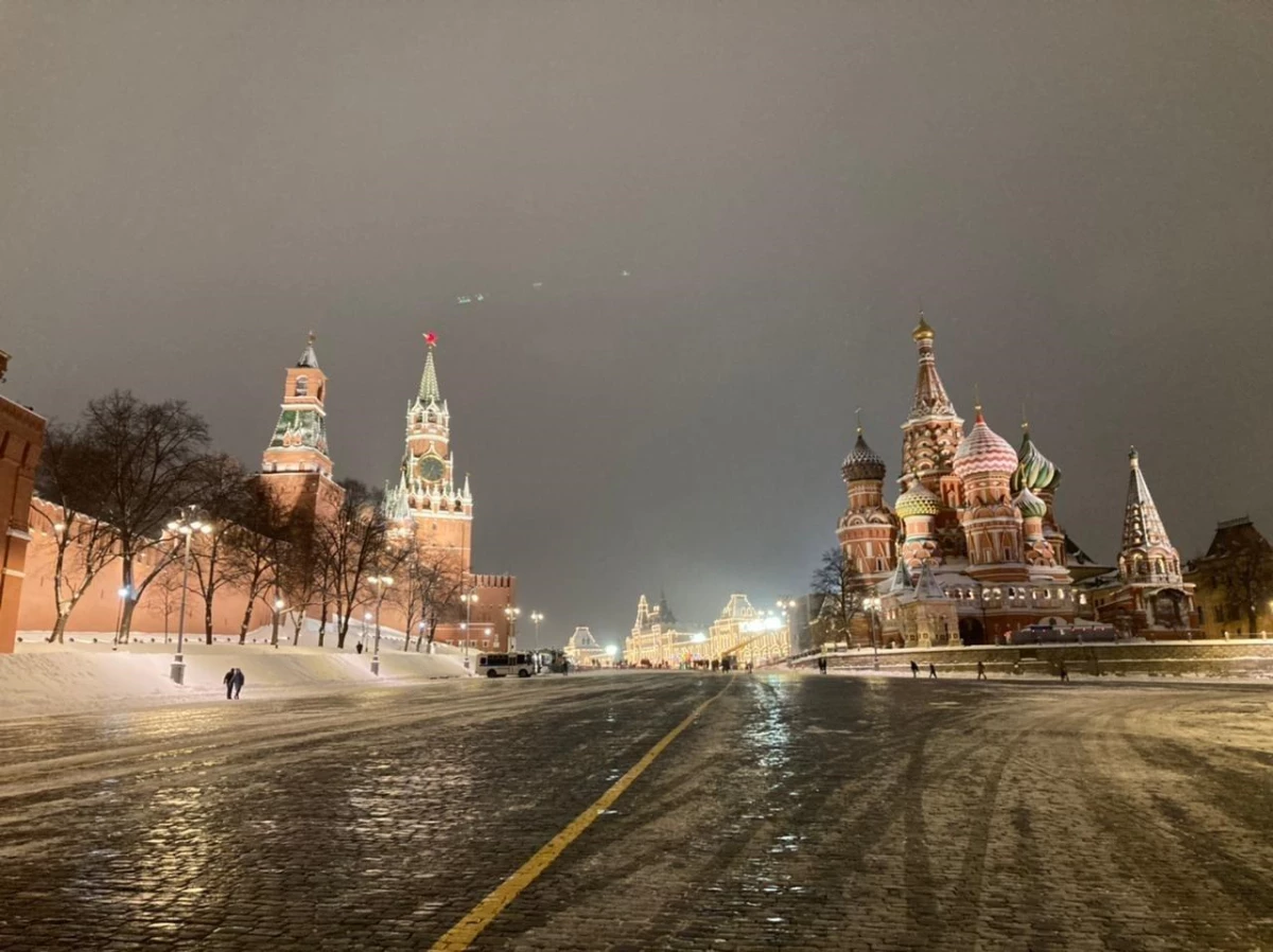 Moskova\'da Kar Yağışı Kızıl Meydan\'da Kartpostallık Görüntüler Oluşturdu