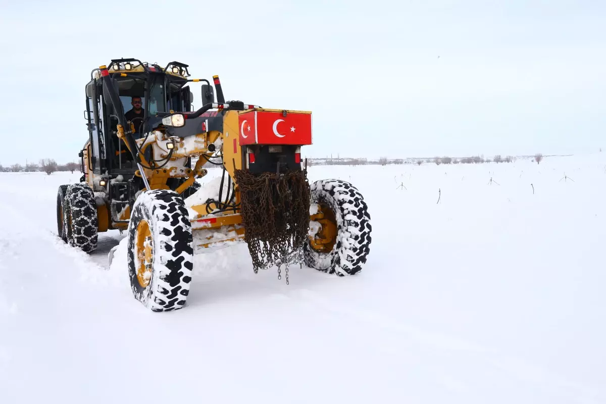 Kar nedeniyle mahsur kalan çoban ve sürüsü kurtarıldı