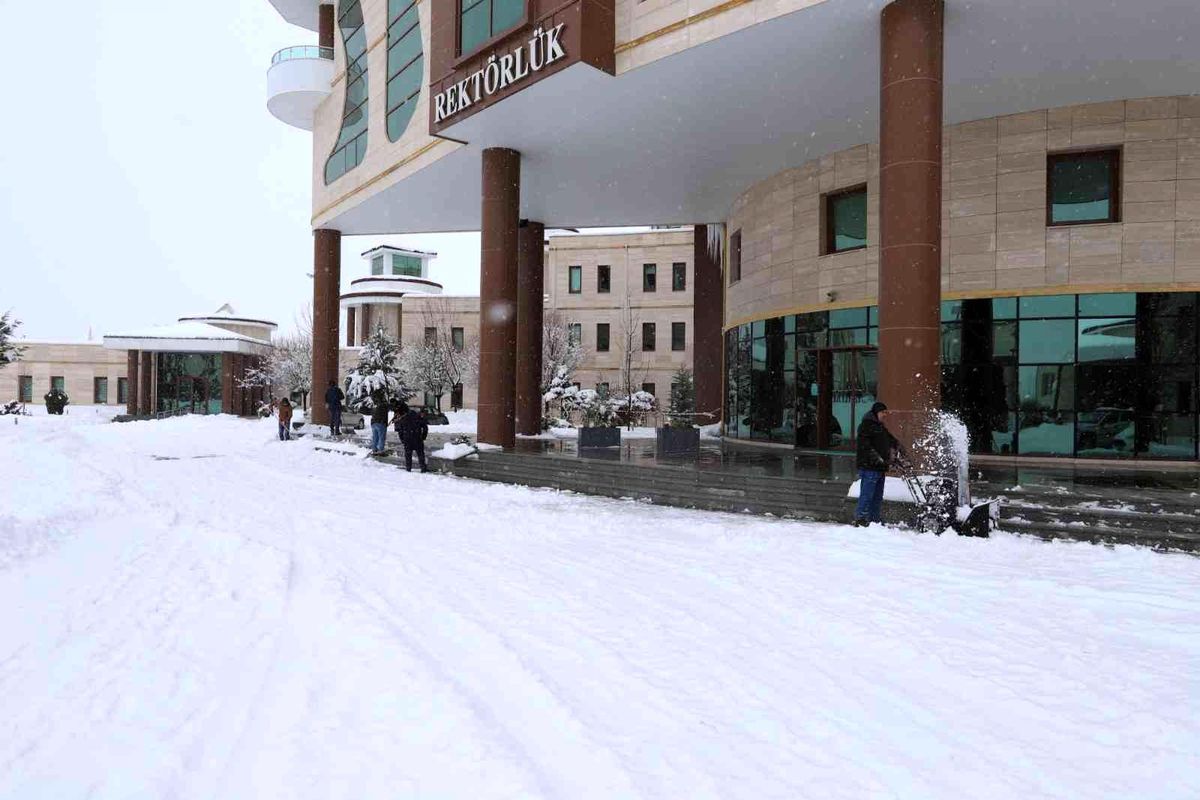 NEVÜ\'de karla mücadele ve tuzlama çalışmaları devam ediyor