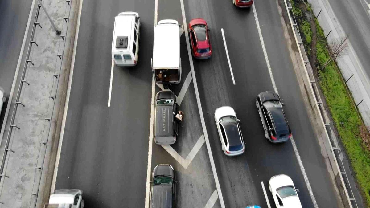 Otoyol ortasında kargo transferi kamerada