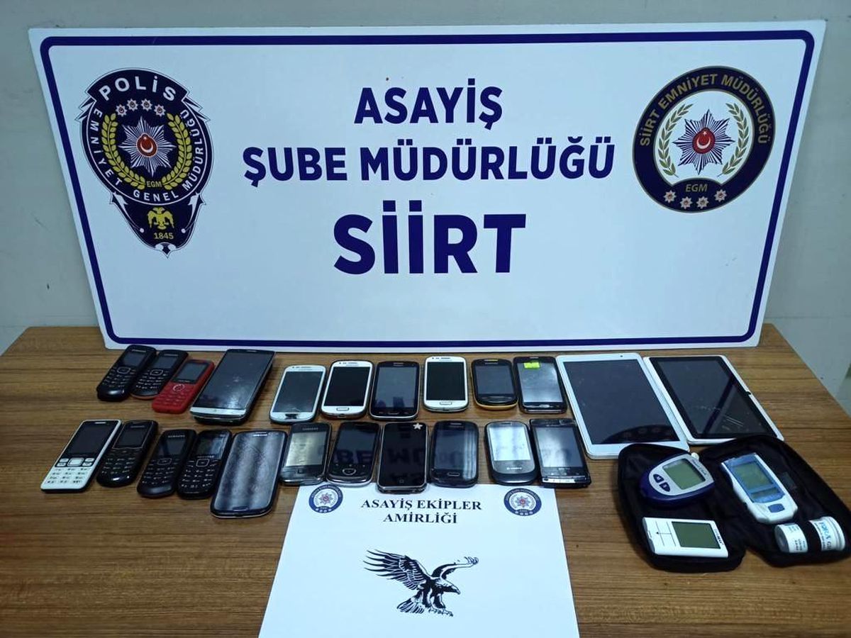 Polisin dur ihtarına uymayan şüpheli şahıs, çaldığı malzemeleri atarak kaçtı
