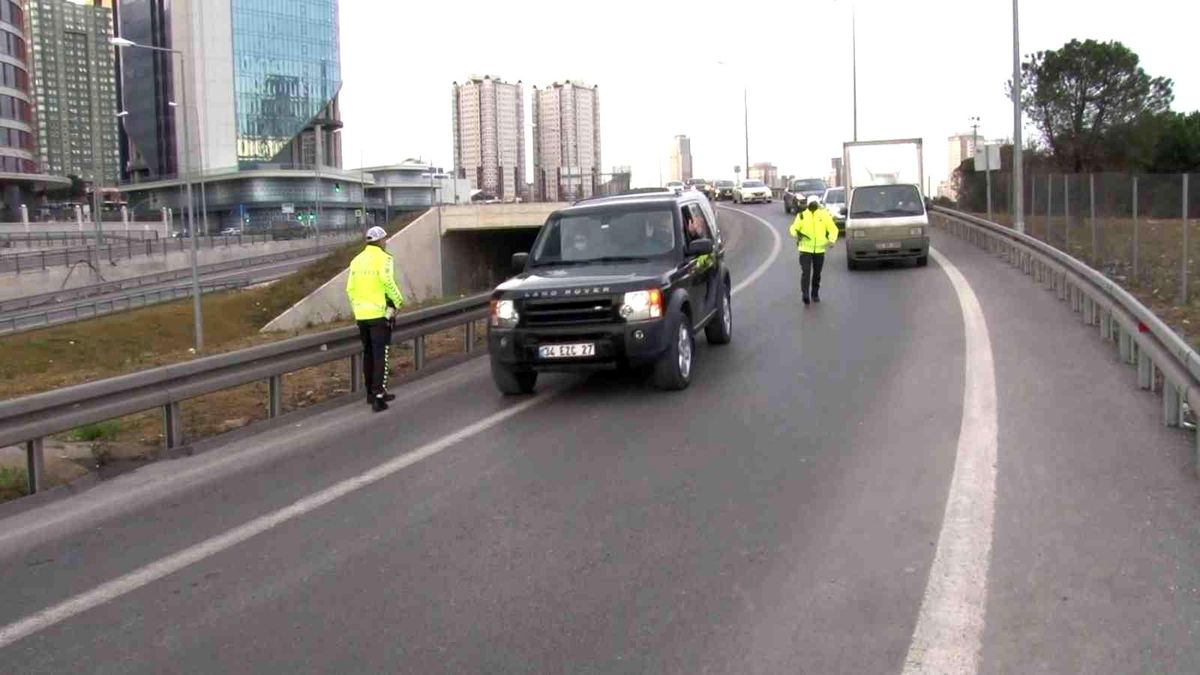Son dakika! Polisleri görünce otoyolda geri geri kaçmaya çalıştı, cezadan kurtulamadı