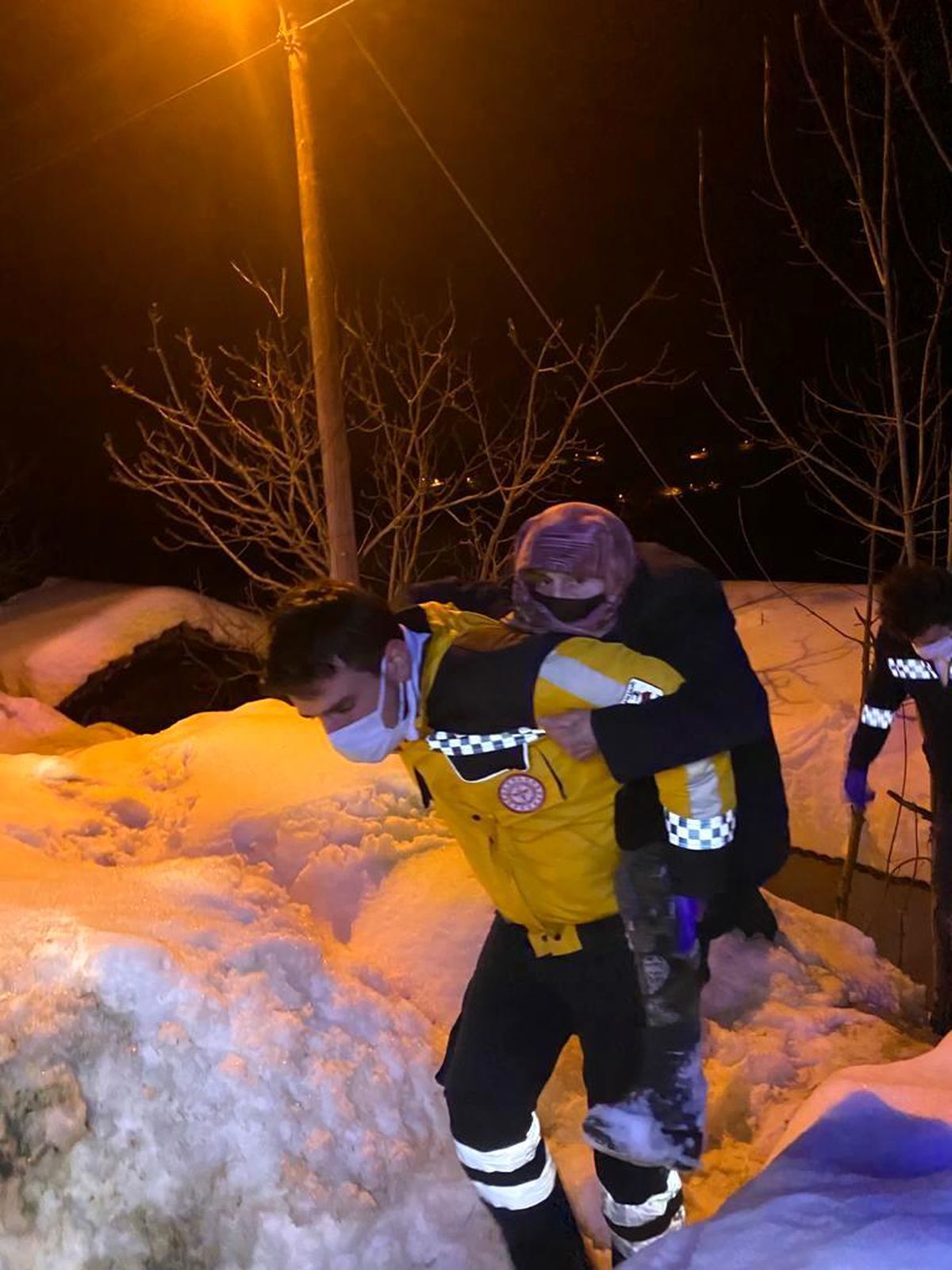 Sağlık Pehlivan\'ı: Yaşlı kadını sırtında ambulansa taşıdı