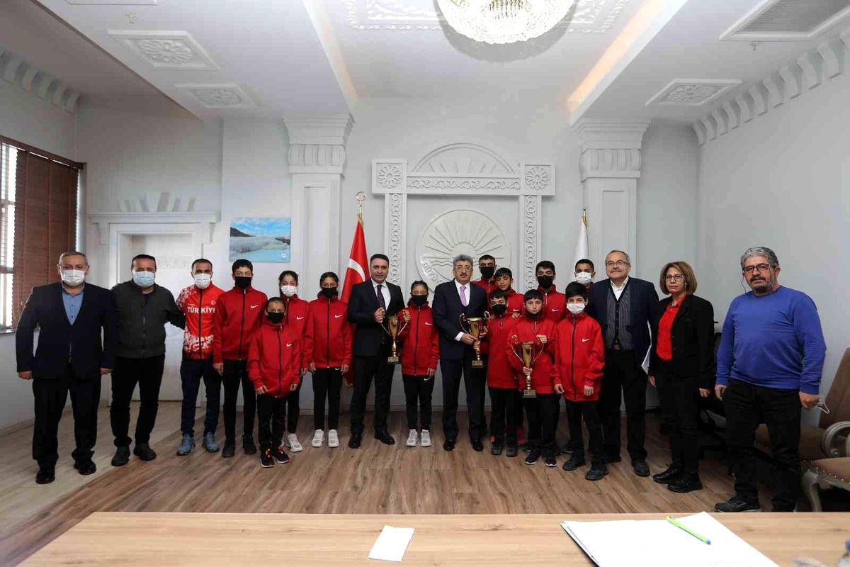 Şampiyon takımdan Vali Bilmez\'e ziyaret
