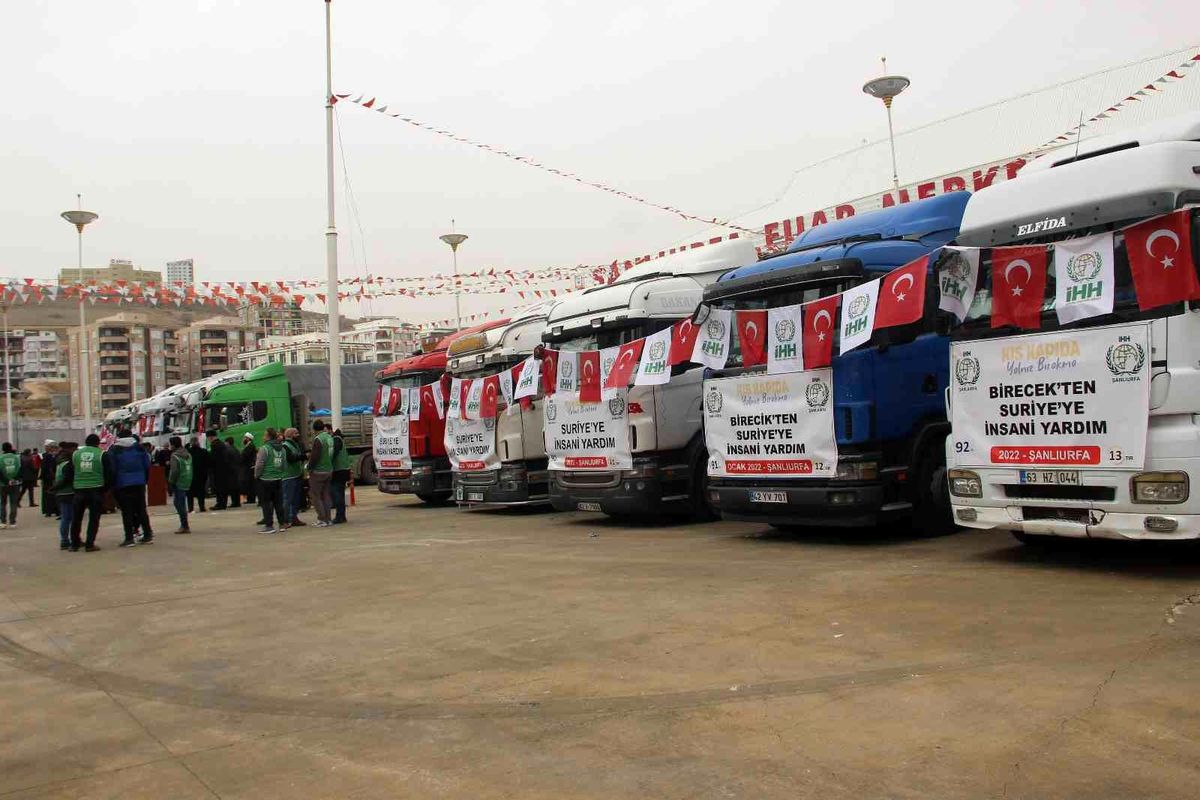Şanlıurfa\'dan sınır ötesine 13 tır insani yardım gönderildi