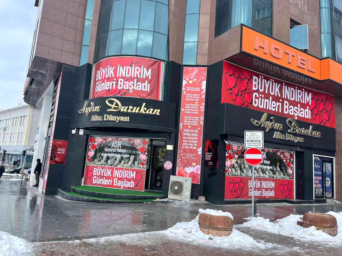 Sevgililer Günü öncesi Neşet Ertaş\'lı kampanya