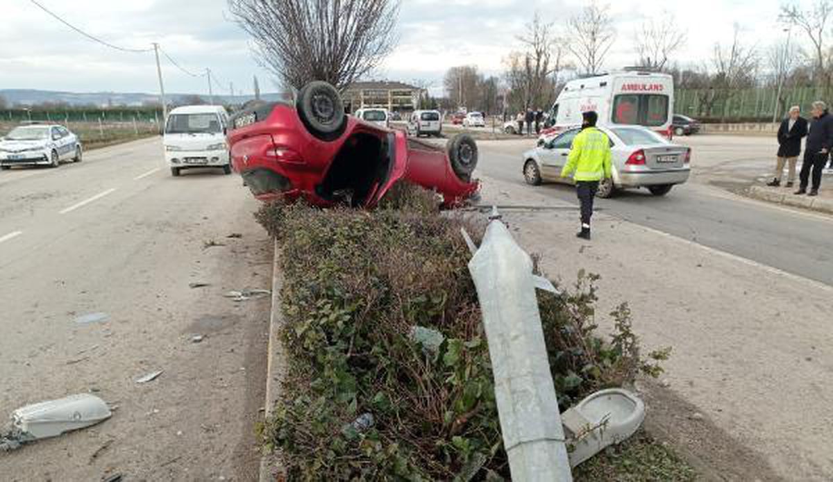 Takla atan otomobil, refüjde ters döndü: 2 yaralı
