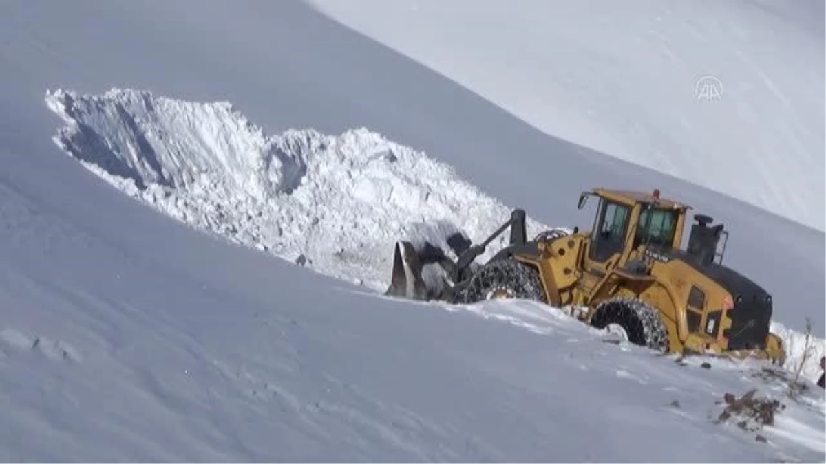 Üs bölgelerinin ulaşımını sağlayan yolda metrelerce karla mücadele