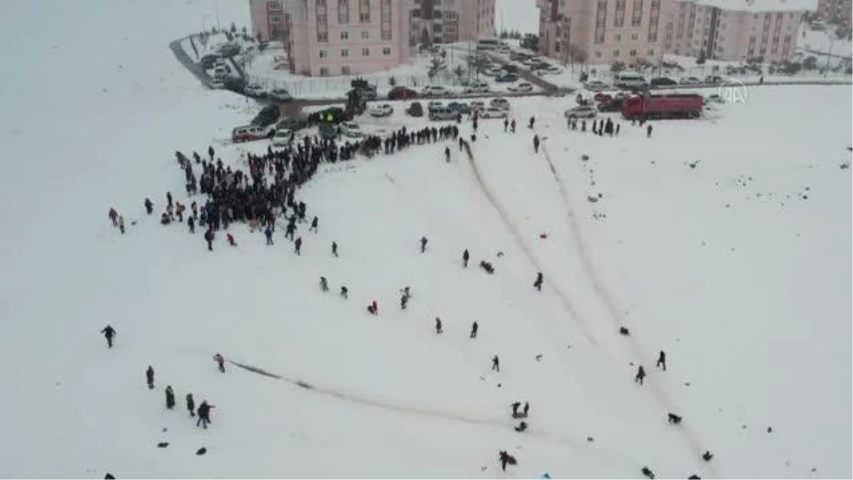 Vali Hamza Aydoğdu karda kayan çocukları ziyaret etti