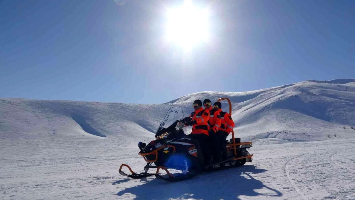 Van\'da JAK timleri ilk kez kayak tesisinde görev aldı- Kayak sırasında yararlanan sporcuyu JAK timi kurtardı