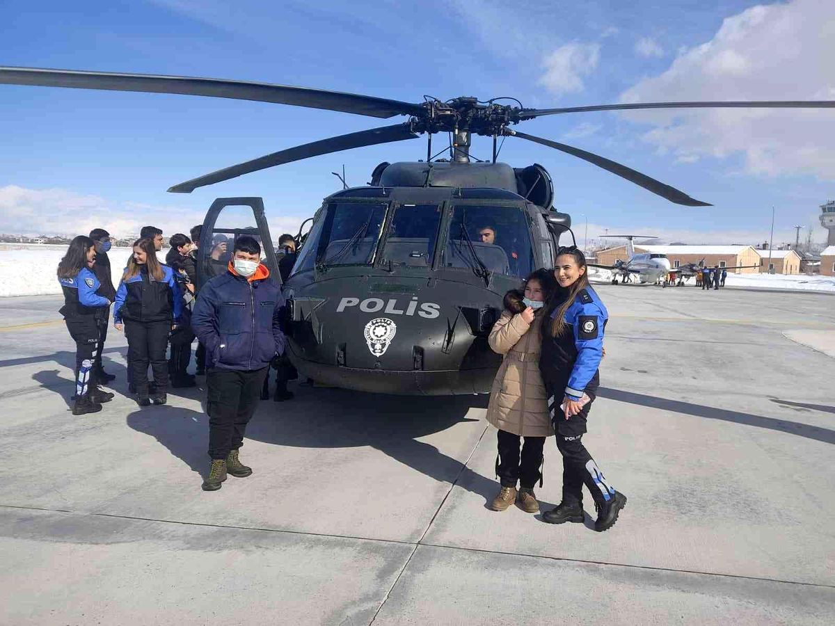 Vanlı çocuklar helikoptere bindi