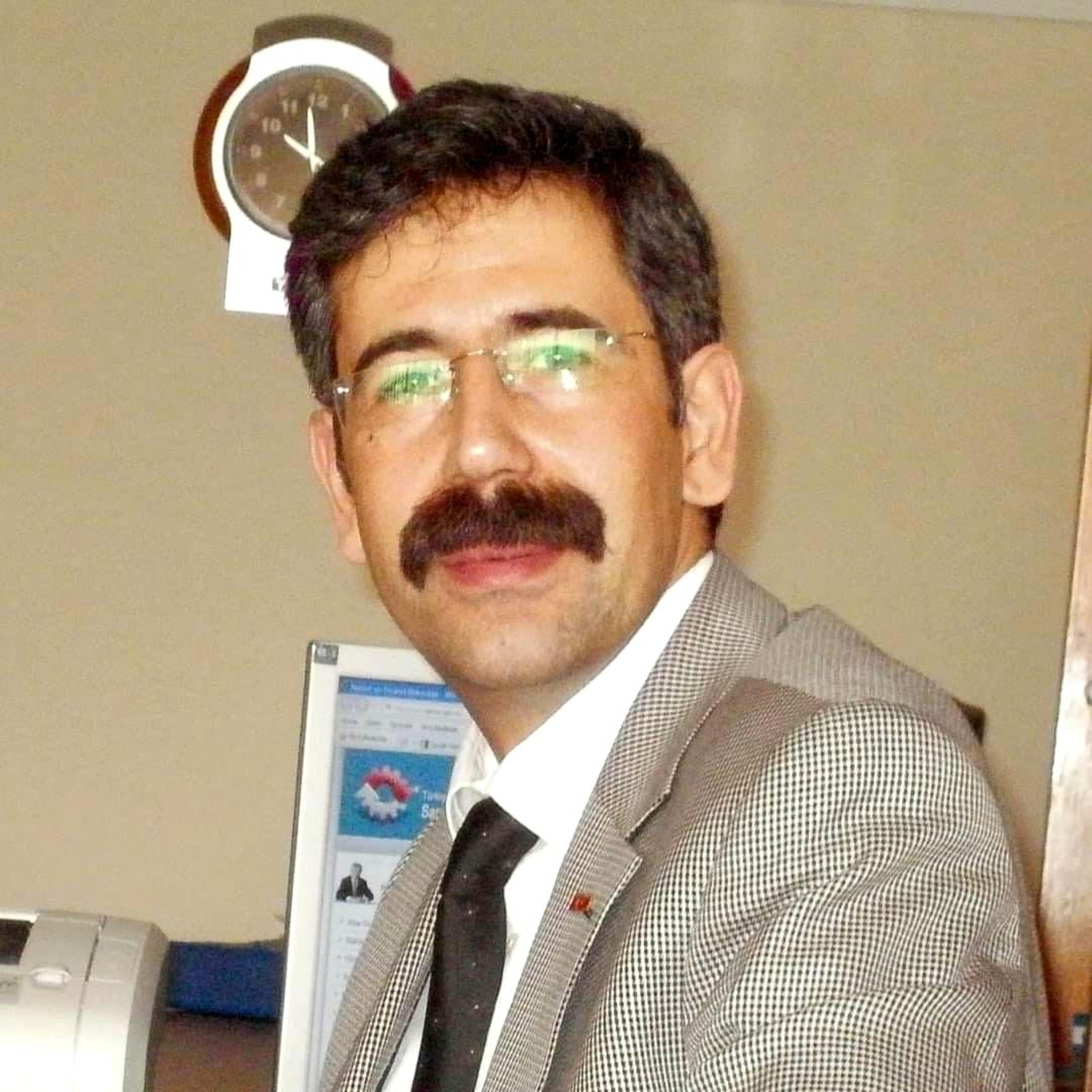 Yoldan karşıya geçerken aracın çarptığı Giresun Sanayi ve Teknoloji İl Müdürü Hacı Bekir Tuncer yaralandı