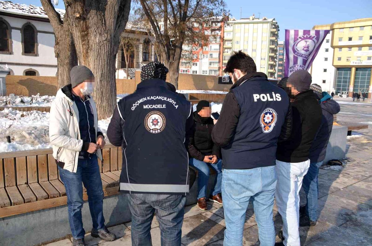 Son dakika haberleri: Afyonkarahisar\'da düzensiz göçmenlere yönelik polis denetimi