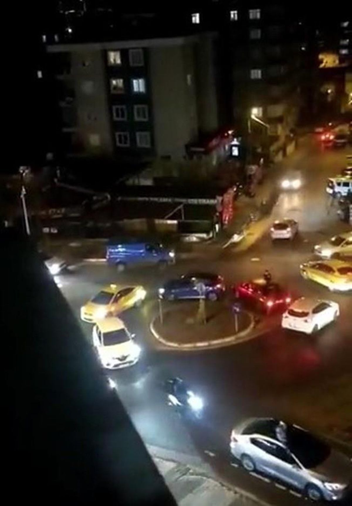 Asker eğlencesi için trafiği tehlikeye atıp ateş açtılar