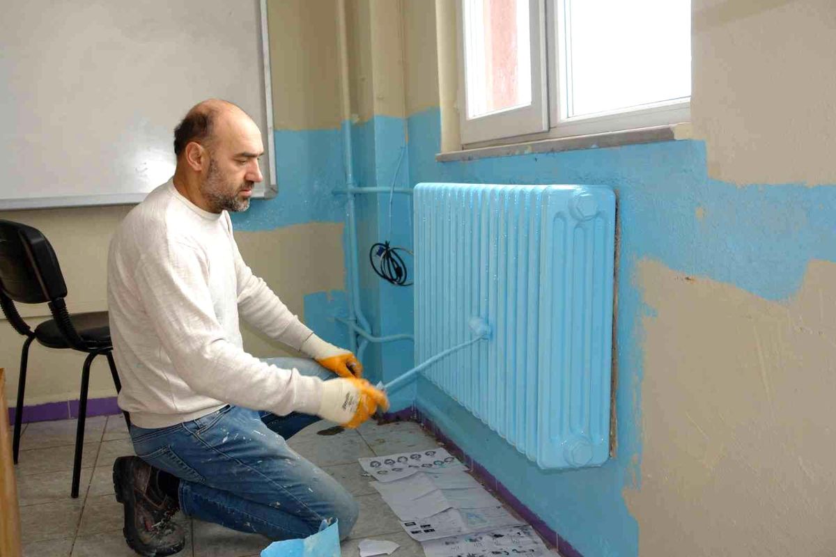Bağışlanan 3 ton boyayla okullar boyanmaya başladı