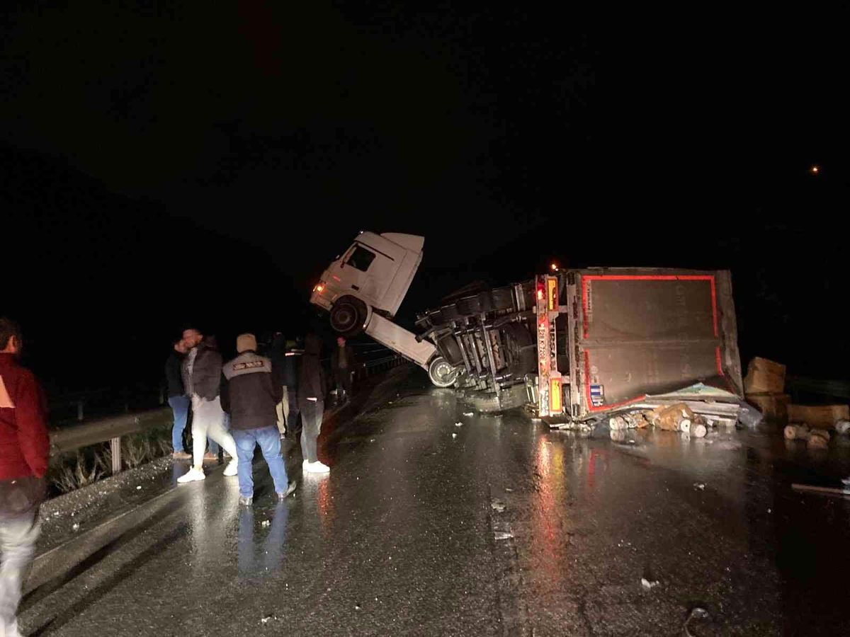 Son dakika 3. sayfa: Bursa\'da tır kazası nedeniyle Yalova-Bursa yolu ulaşıma kapandı
