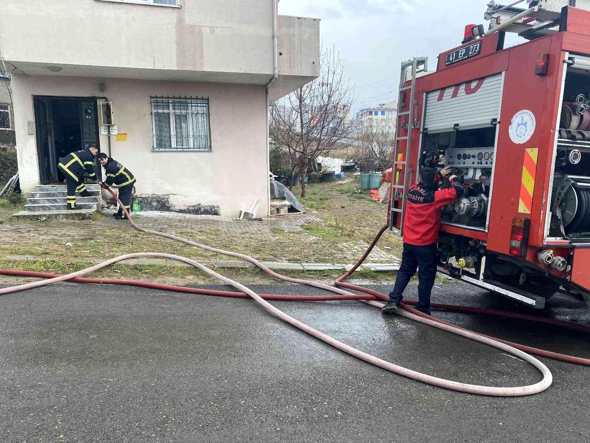 Son dakika haberi... Çatıda çıkan yangın paniğe sebep oldu