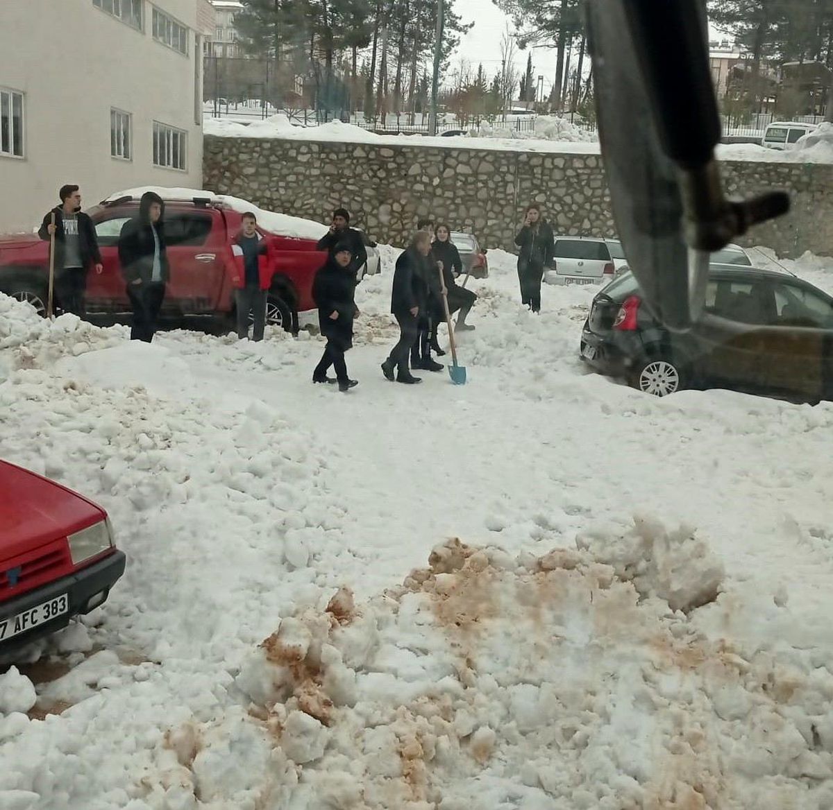 Çatılardaki kar tehlike saçıyor