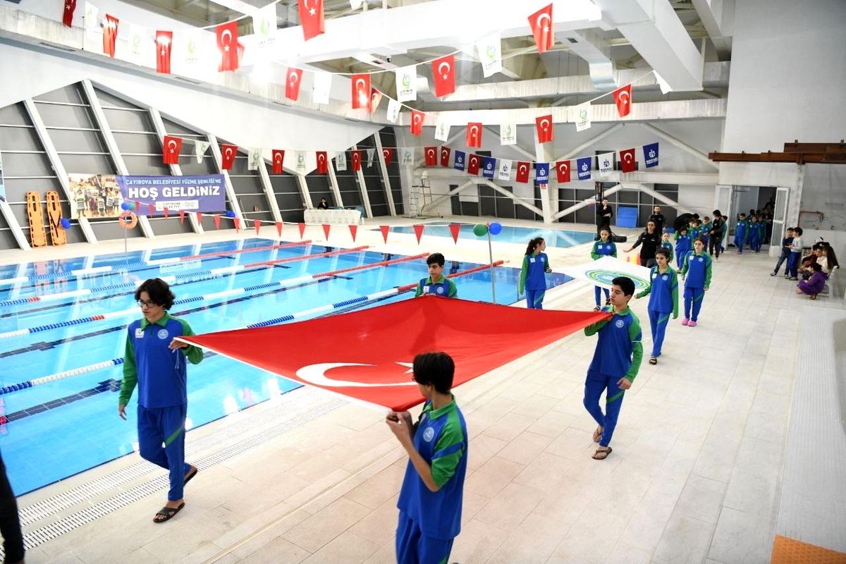 Çayırova\'da Yüzme Şenliği düzenlendi
