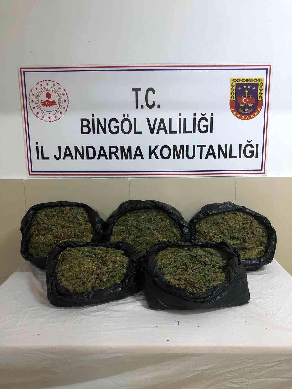 Dur ihtarına uymayarak kaçmaya çalıştı, elindeki çuvaldan 9 kilo esrar çıktı