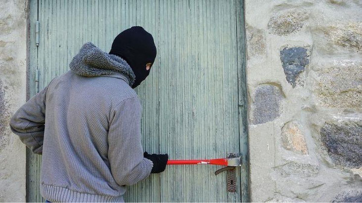 Dürüst hırsız kendi evi gibi kullandı! Ev sahipleri gelince özür dileyip ödeme yaptı