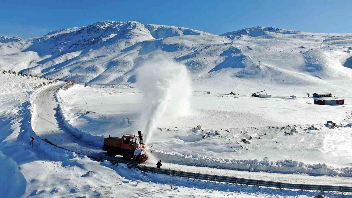 Elazığ\'da kapalı köy yollarının 520\'si açıldı