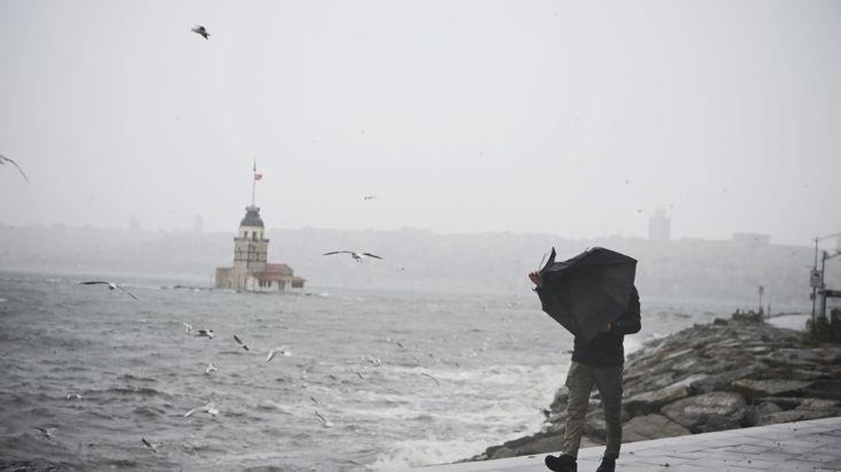 İstanbul Valisi uyardı: İstanbul\'a yağan yağmur gece saatlerinde kara dönüşecek