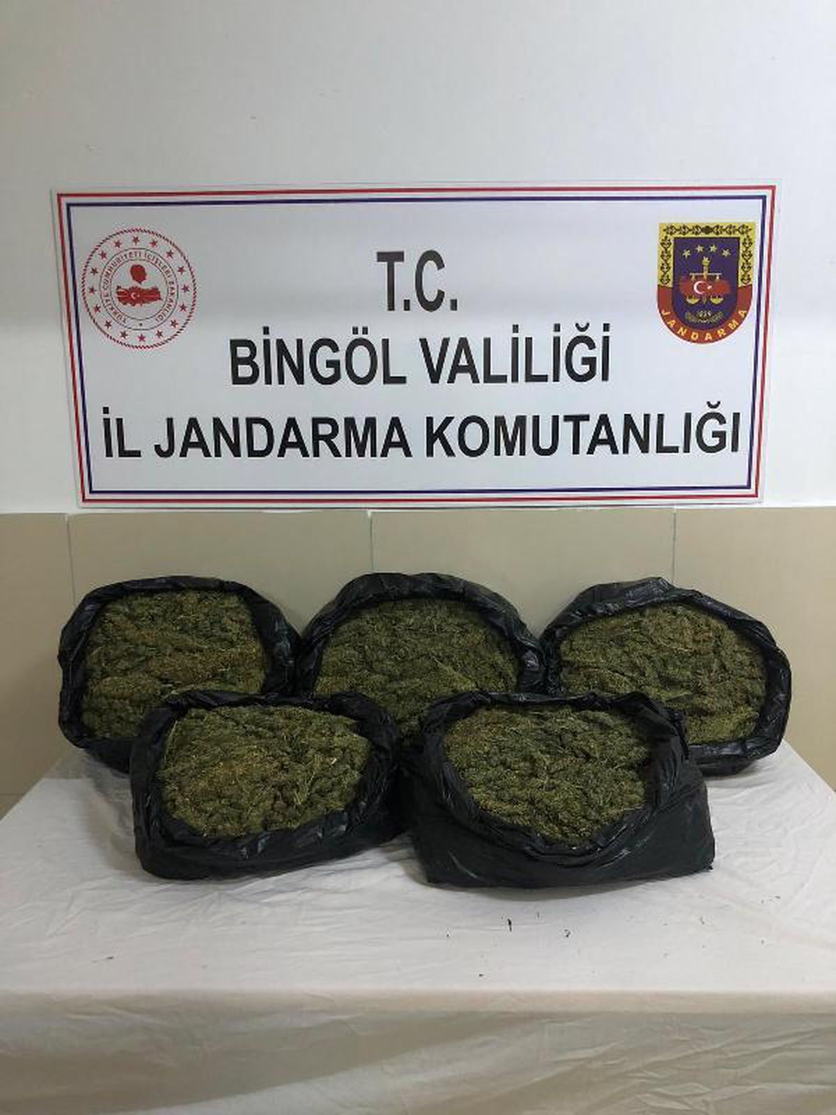 Jandarmadan kaçtı, sırtındaki çuvaldan 9 kilo esrar çıktı