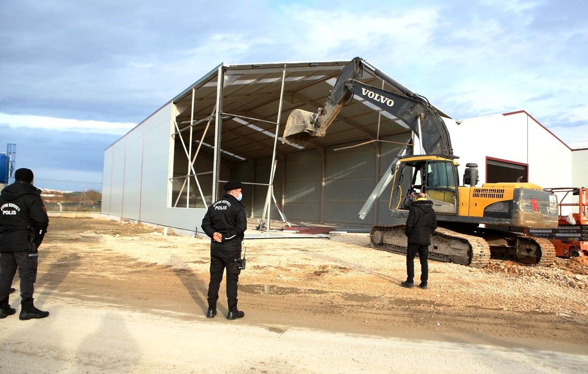 Kaçak fabrika inşaatı yerle bir edildi