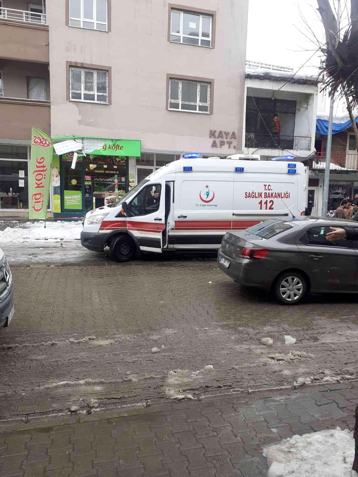 Kar kütleleri çocukların üzerine düştü