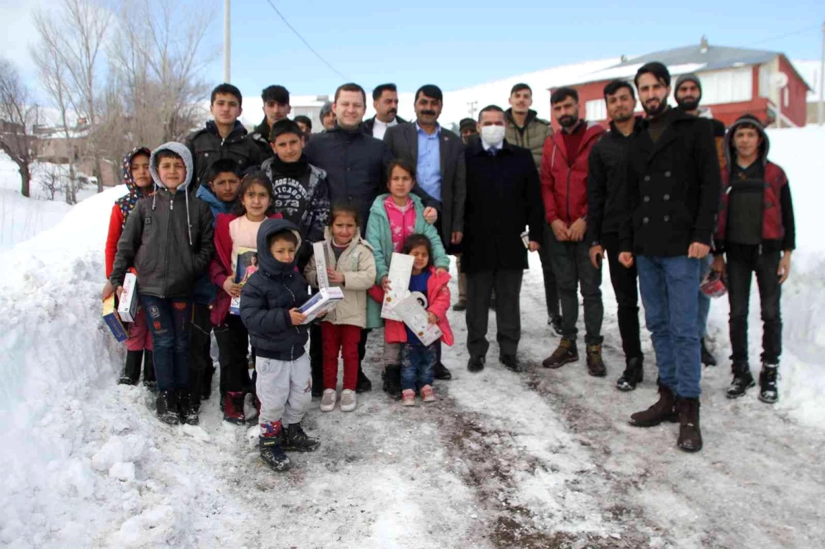 Kaymakam Demirer kar kış demeden köyleri ziyaret ediyor
