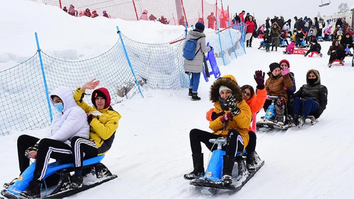 "Kepçeci abi kürümesen olmaz mı" sözleriyle çok konuşulan çocuklar Ilgaz\'da kayak yapmaya götürüldü