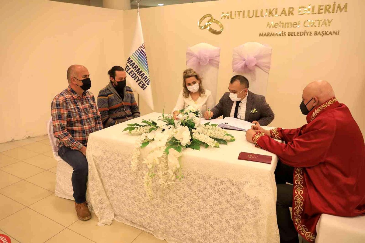Mutluluğa özel tarihte evet dediler