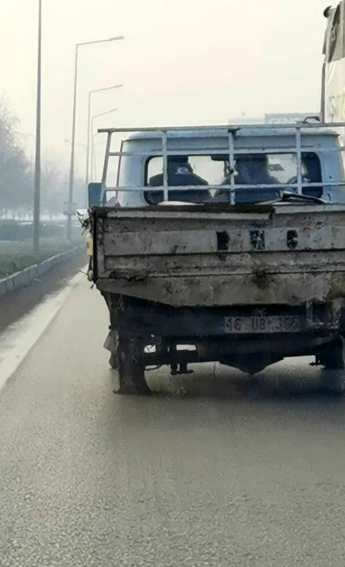 Patlak lastikle seyreden sürücü cezasız kalmadı