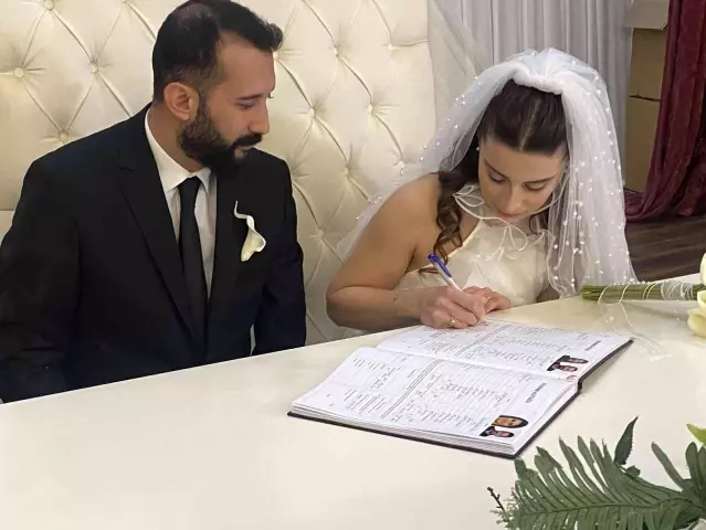 Pendik'te 13 çift, 02.02.2022 tarihinde nikah masasına oturdu- Özel tarihte hayatlarını birleştirmek istediler, aylar öncesinden kayıt için...