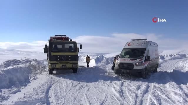 Sağlık ekipleri yolu ulaşıma kapanan köydeki hasta çocuk için seferber oldu