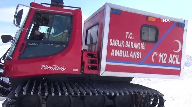 Sağlık ekipleri yolu ulaşıma kapanan köydeki hasta çocuk için seferber oldu