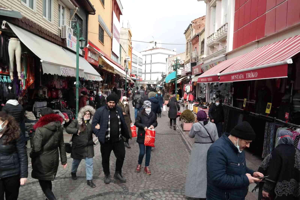 Sıcaklıklar yaklaşık 20 derece birden artınca soluğu çarşıda aldılar