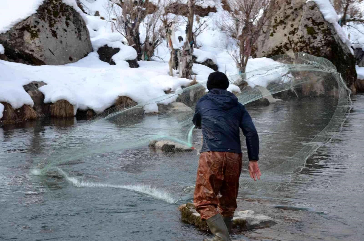 Şırnak\'ta eksi 21 derecede balık avı: Ailelerin geçim kaynağı