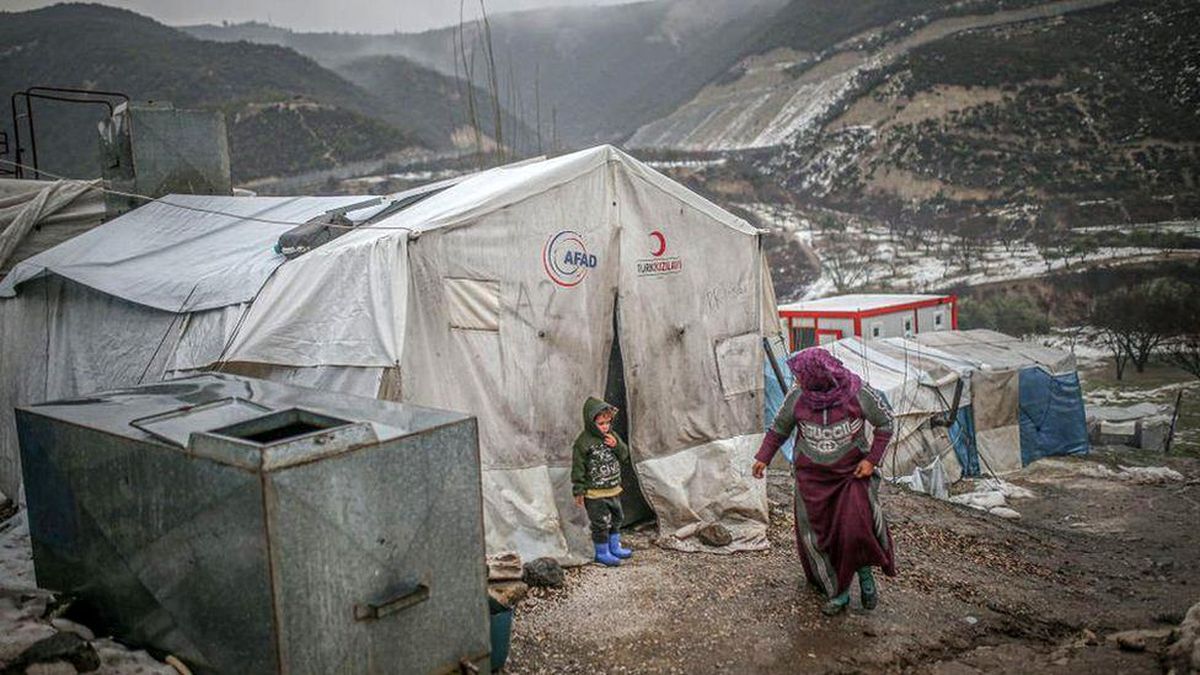 Suriye\'nin İdlib bölgesindeki kamplarda bebekler donarak öldü