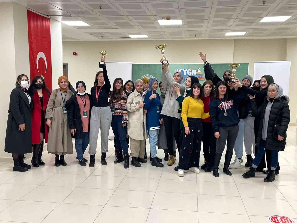 Üniversiteli gençlerin masa tenisi keyfi