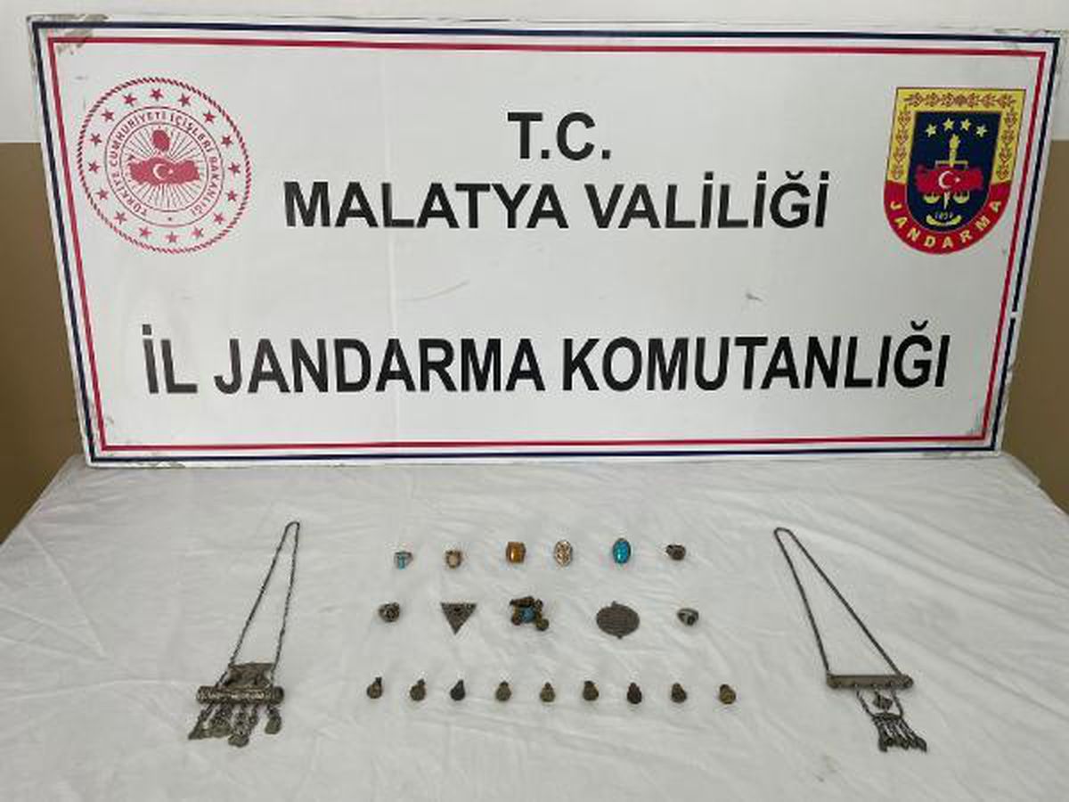 Üzerinde 23 parça tarihi eserle yakalandı