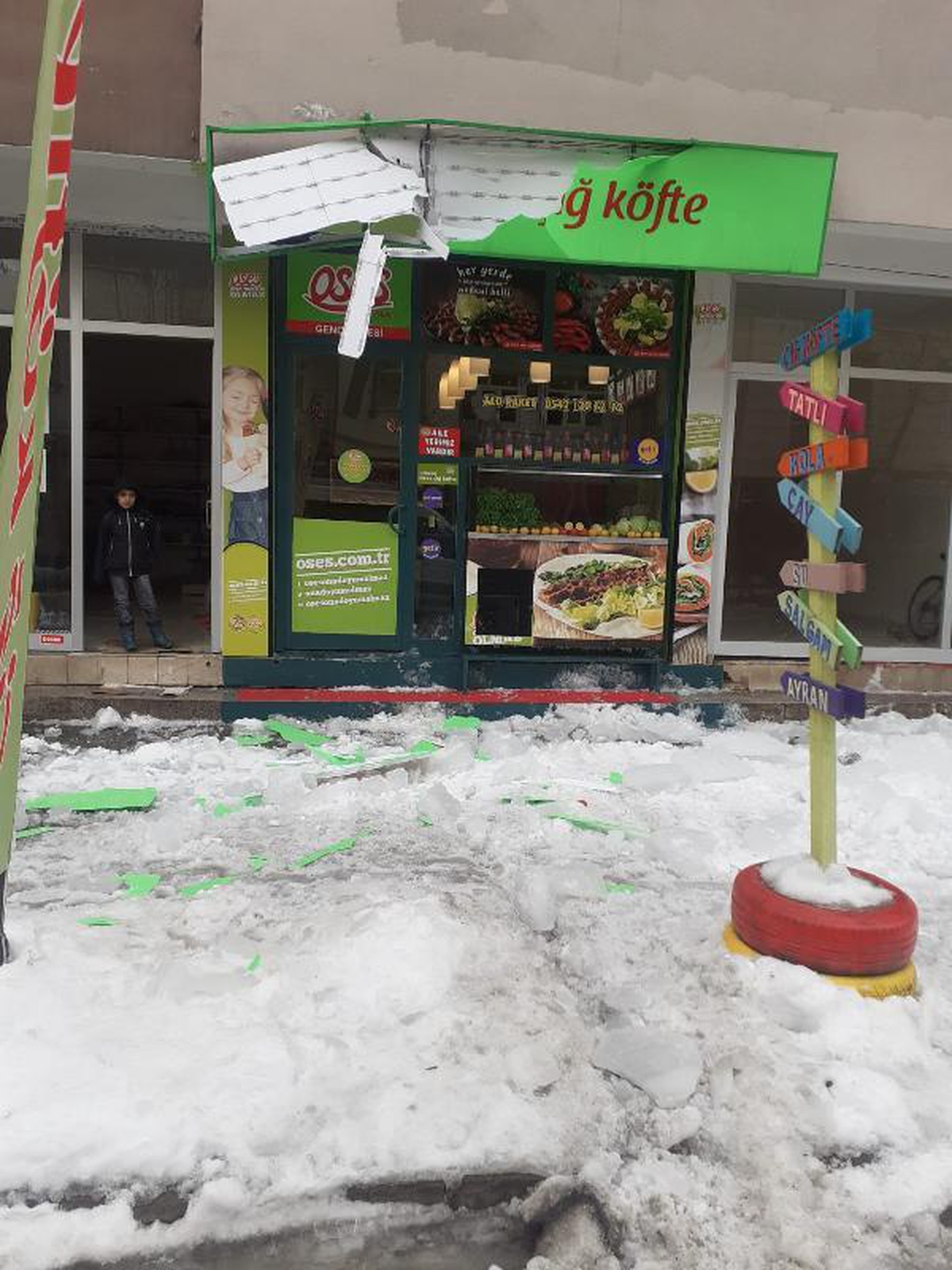 Üzerlerine kar kütlesi düşen 3 çocuk yaralandı