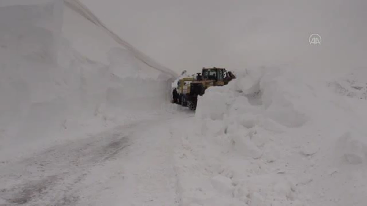 10 metre kar altındaki köy yolları güçlükle açılıyor
