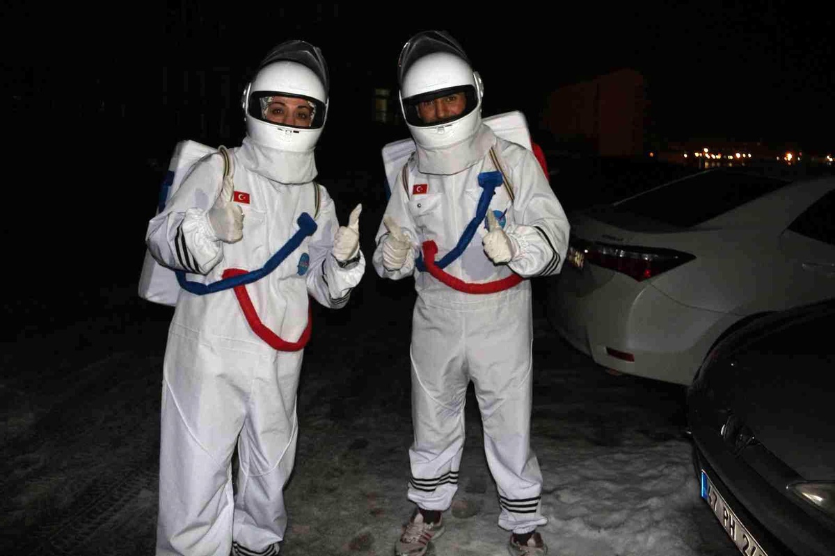 9 yaşındaki Mehmet Ali astronomi bilgisiyle görenleri şaşırtıyor- Astronot meraklısı Mehmet Ali'ye astronot kıyafetli gençlerden sürpriz
