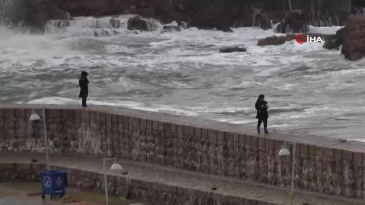 Son dakika haberi! Antalya\'da fırtına dalgaları falez boyuna yükseltti, balıkçı teknesi battı